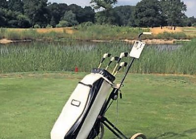 Denise Heiligers schenkt de golftas van oma