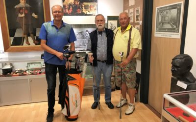 Donatie golftas Christel Boeljon door Stichting Golf voor Gehandicapten