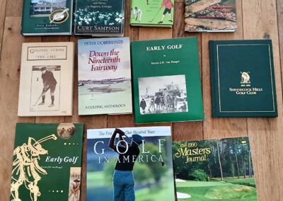 Weduwe van oprichter Golfers Magazine doneert boeken