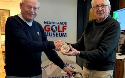 Gerard Snelderwaard schenkt eerste elektrische golftrolley